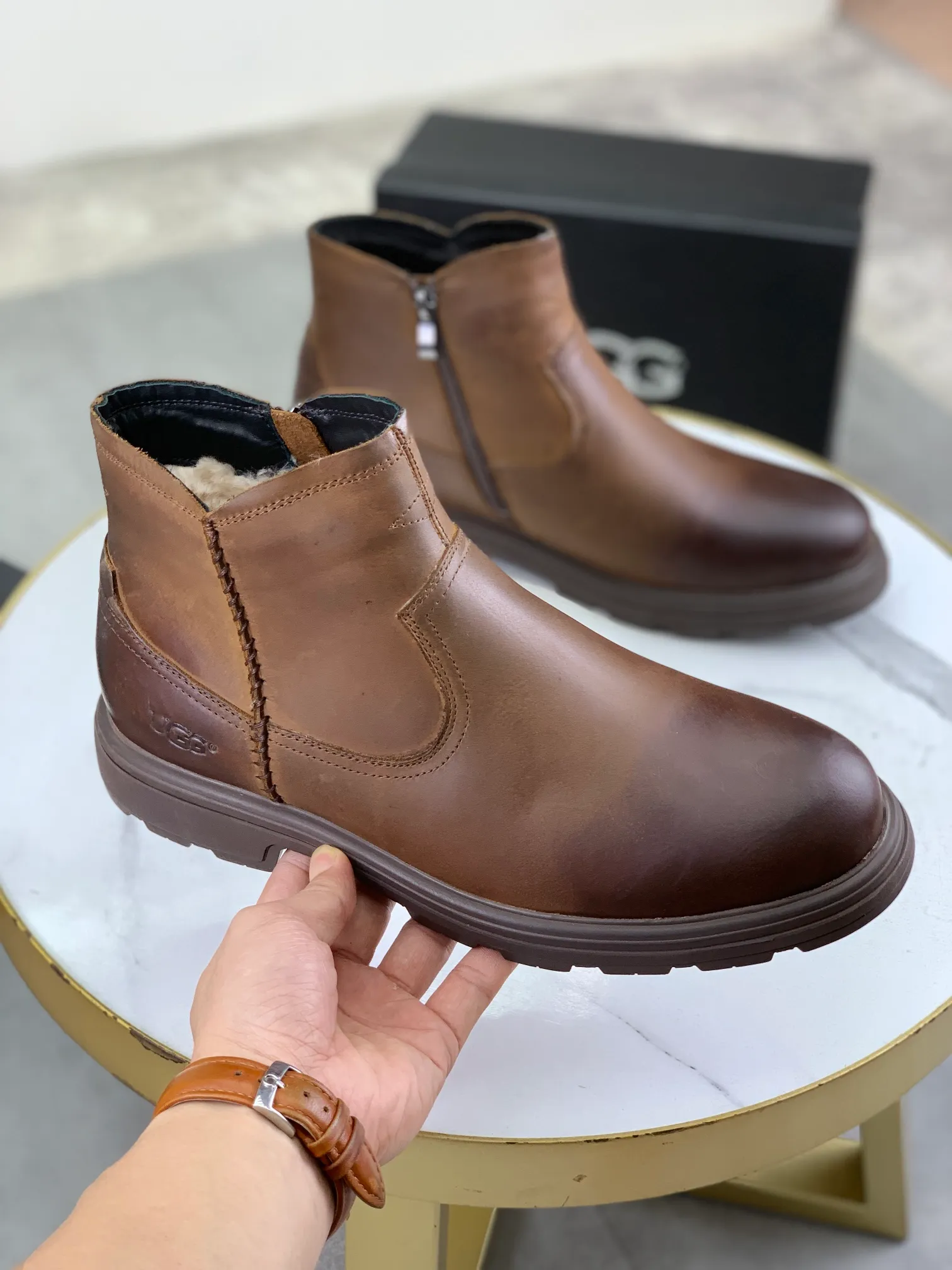 Factory price P640 💶[UGG] (full wool lining) Top-end high-quality fur integrated warm snow boots from Australia's warm luxury men's shoes brand, UGG-5877 official website synchronized, made of imported cowhide, carefully sewn...Imported rubber outsole (comfortable, soft, wear-resistant) The quality is really great...Exquisite workmanship, you can't put it down at first sight, code number: 39-44 Color: 3️⃣colors available